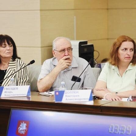 Виктория Доллен, руководитель направления индивидуального сопровождения в фонде «Дети Марии», выступила на круглом столе в Мосгордуме.